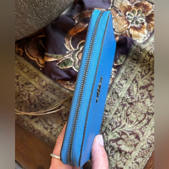 Authentic COACH 1941 crossgrain leather zip around phone card wallet - Picture 5 of 13